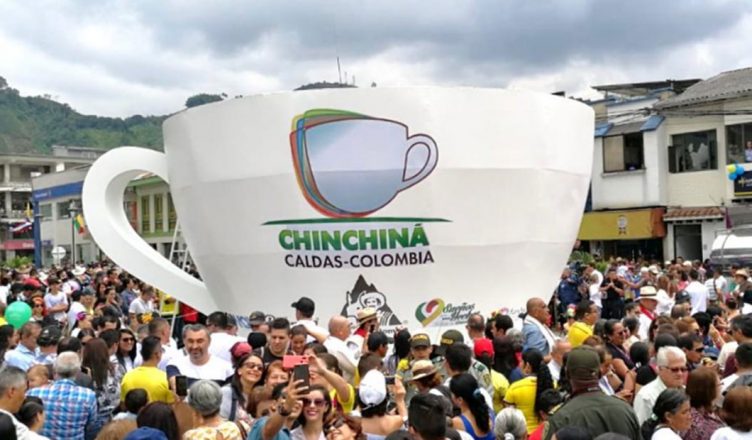 Taza de café Guinness Colombia con asistentes