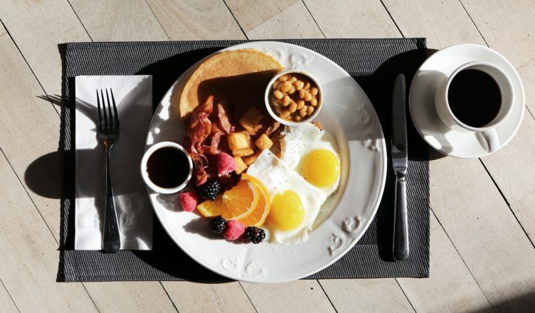 plato de desayuno en la mesa